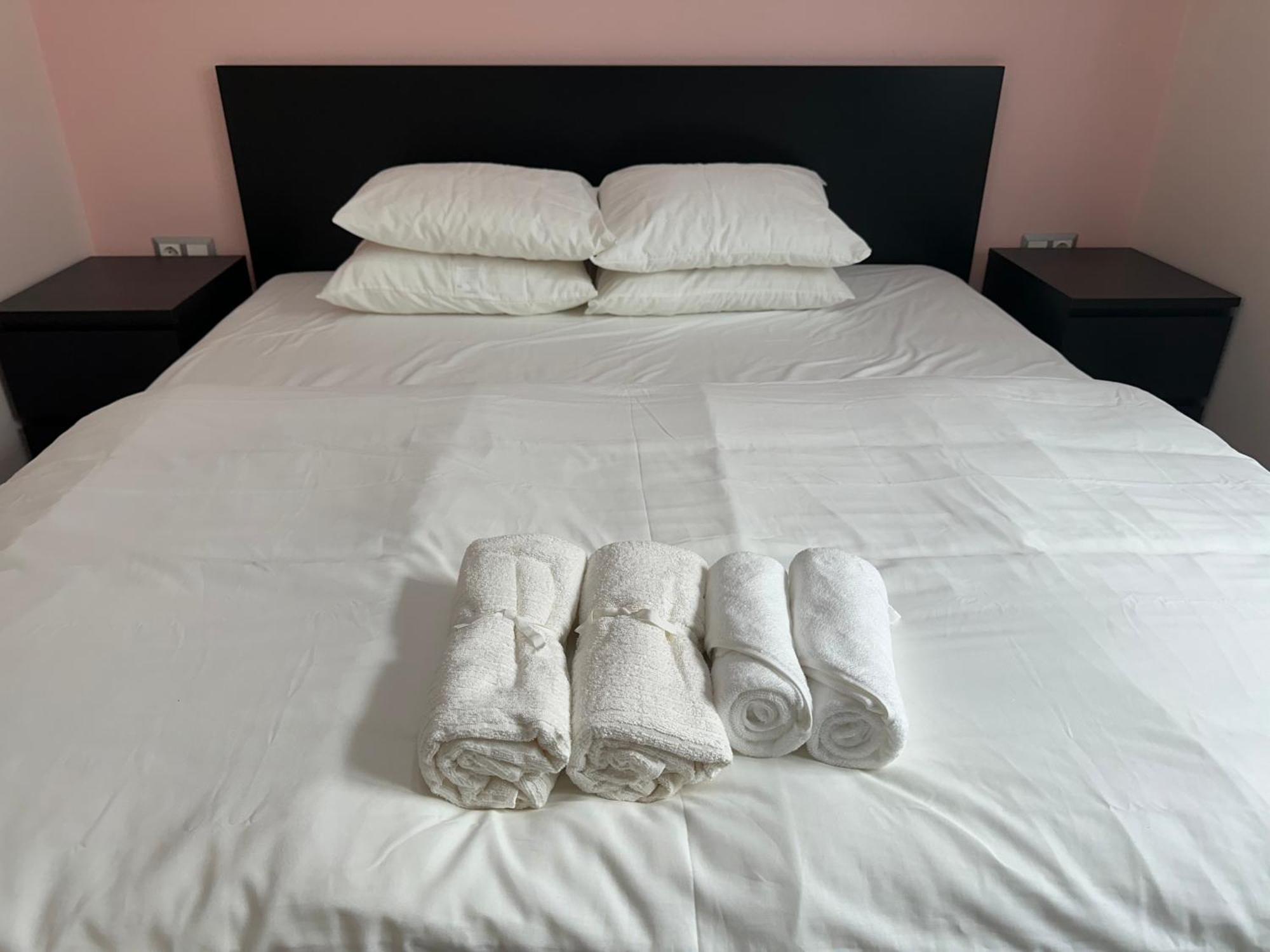 Warm And Modern Brand New Apartment พีเรียส ภายนอก รูปภาพ